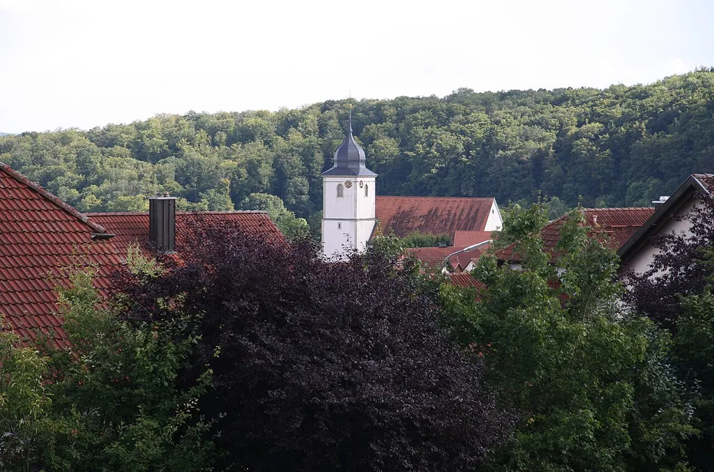 Blick aus etwa nordnordöstlicher Richtung auf die Kirche von Hausen (Rhön).