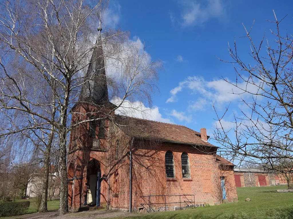 Die Gutskirche ist Bestandteil einer unter Denkmalschutz stehenden Gesamtanlage bestehend aus einem Herrenhaus mit Aulaanbau und Gästehäusern, Wirtschaftshof mit Verwalterhaus, Kuhstall, Pferdestall, Scheune, alter Scheune, Schweinestall, Ochsenstall und Spritzenhaus. Sie entstand im Jahr 1898 als neugotischer Backsteinbau.