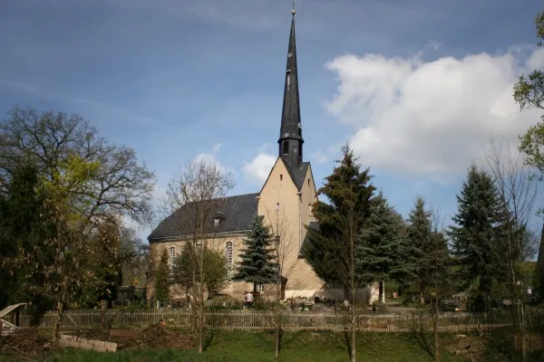 Thierfelder Kirche mit Friedhofsanlage