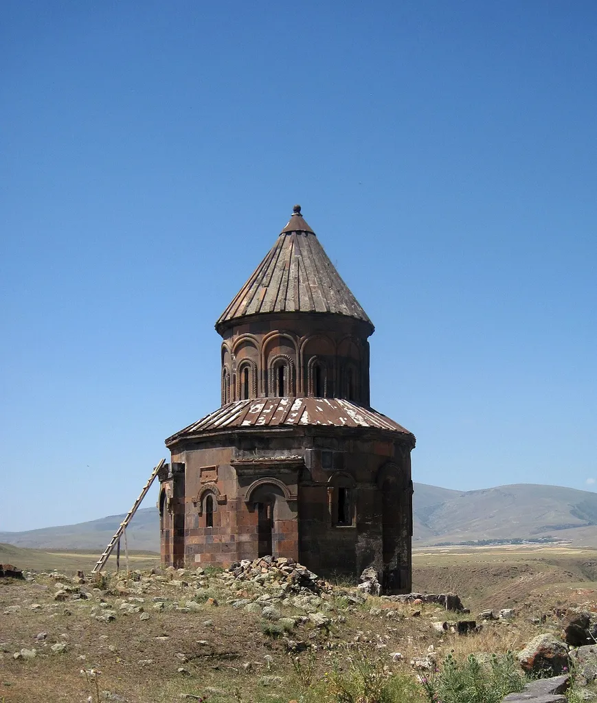 L'église Saint-Grégoire d'Abougraments est une ancienne église située dans les ruines de l'ancienne capitale arménienne d'Ani, en Turquie.