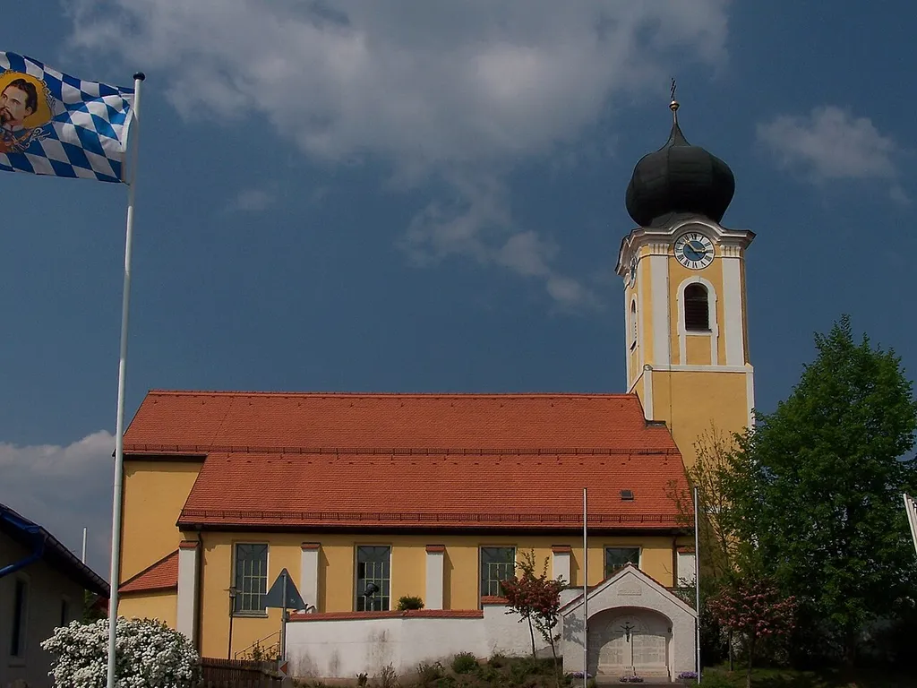 Hausen, Kirchplatz 1. Katholische Kirche Unserer Lieben Frau. Saalkirche mit Satteldach und eingezogenem Kastenchor, im Kern mittelalterlich, Kirchenschiff und Sakristei Neubau von 1987/88, Chorturm mit Pilastergliederung und Zwiebelhaube, im Kern romanisch, mit barocker Erweiterung; mit Ausstattung.