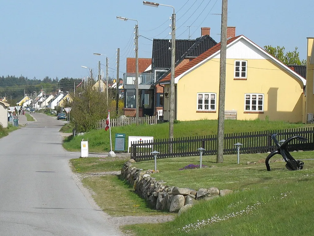 Kystvejen i Bønnerup Strand. Byen er en gammel fiskerlandsby. Havnen i Bønnerup Strand er den eneste egentlige havn på den nordvendte kyst på Djursland.