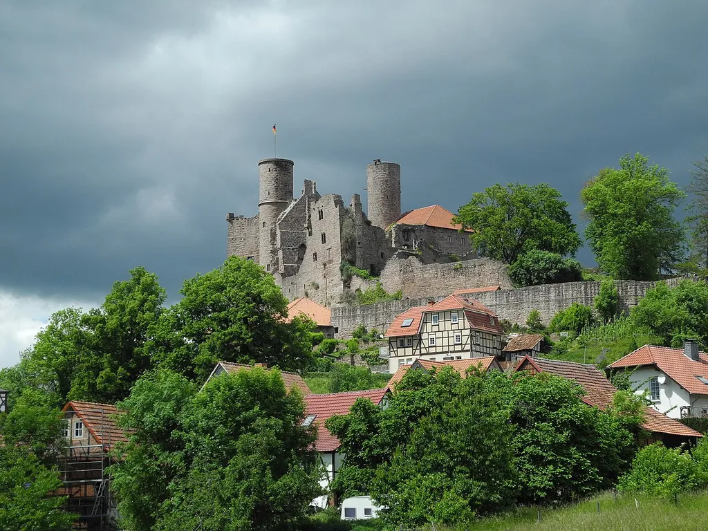 Die Burg Hanstein, eine Teilruine bei Bornhagen im Landkreis Eichsfeld, Thüringen, Deutschland. Blick von Südosten, mit Gebäuden des Ortsteils Rimbach.