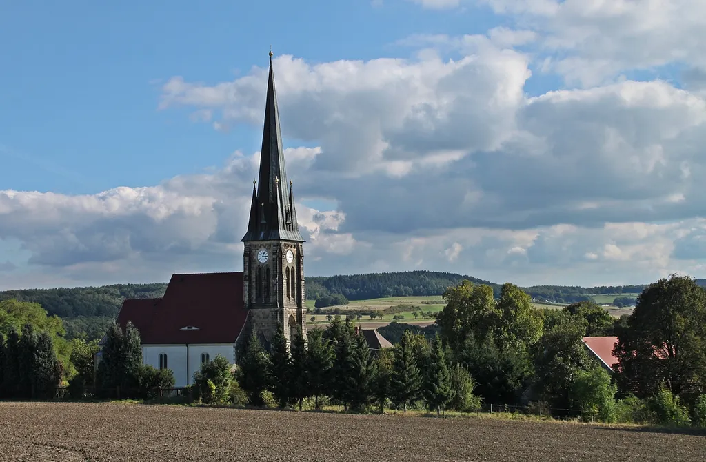 Friedrichswalde (Gemeinde Bahretal): Blick auf die evangelische Kirche. Die Kirche entstand 1647, nachdem der Vorgängerbau im Dreißigjährigen Krieg zerstört wurde. Turm und Westgiebel wurden Ende des 19. Jahrhunderts angefügt. Zur Innenausstattung gehört eine Orgel der Gebrüder Jehmlich aus dem Jahr 1905.