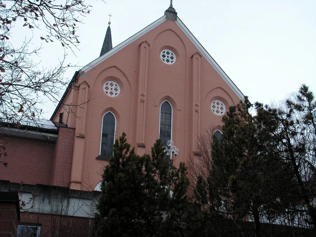 neogotische Hauptfassade der Franziskanerkirche Dingolfing (1853-1867)