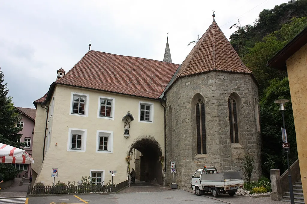 Klausen, Südtirol: Hospital, Apostelkirche und Brixner Tor vom Marktplatz aus gesehen