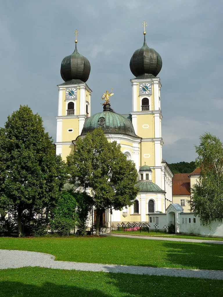 Westfassade der Klosterkirche Metten