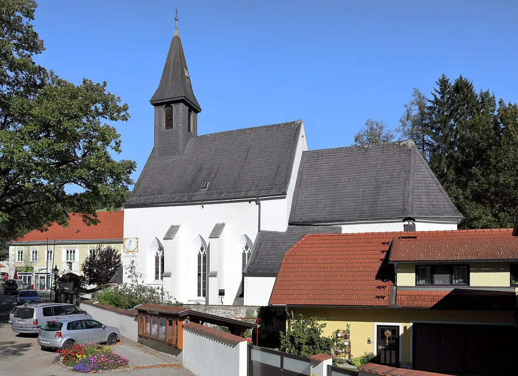 Südsüdostansicht der röm.-kath. Pfarrkirche hl. Ulrich in der niederösterreichischen Gemeinde Feistritz am Wechsel.Die spätgotische Wehrkirche hat eine vorwiegend barocke Einrichtung. 1972 wurde an der Chorsüdwand ein Fresko aus dem 2. Viertel des 14. Jahrhunderts freigelegt.