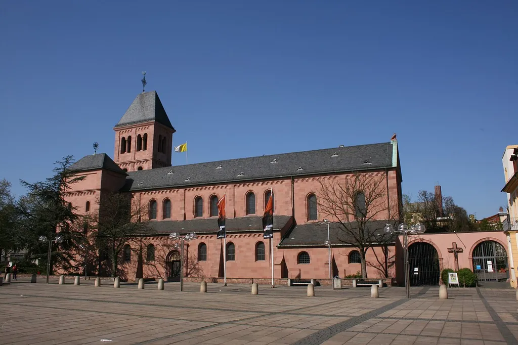 Martinskirche, Worms, Germany. Photo taken by myself 14th April 2007. Original file here.