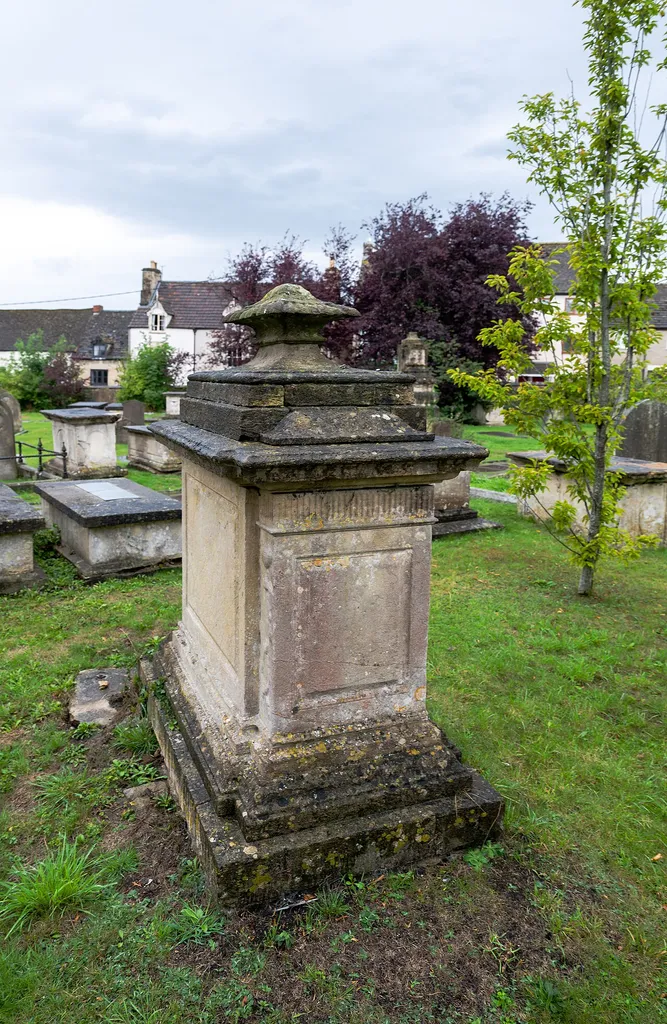 Tetbury: HERBERT MEMORIAL, 2 METRES NORTH WEST OF BUTT MEMORIAL, IN CHURCHYARD OF CHURCH OF ST MARY