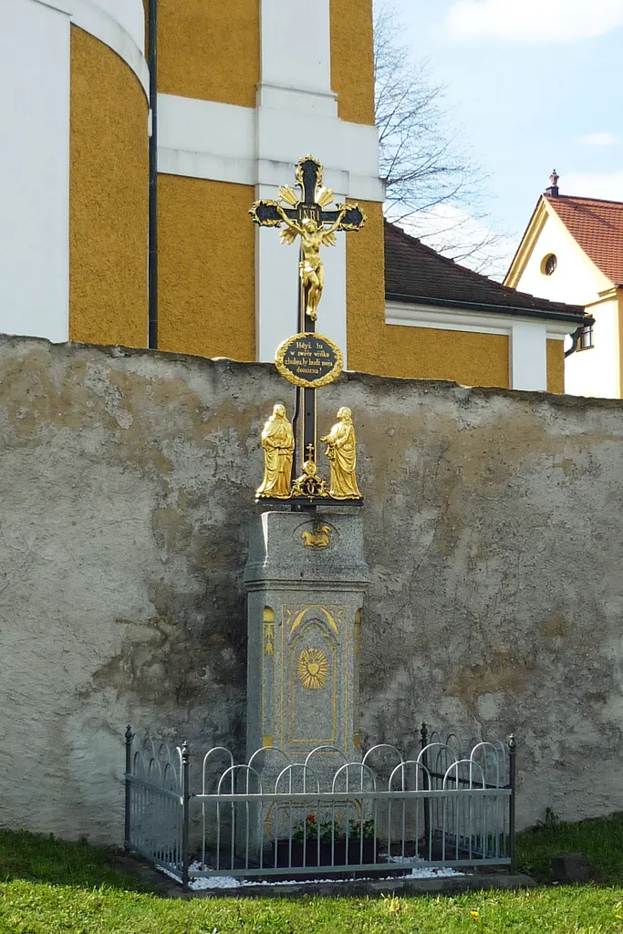 Wegkreuz in Rosenthal vor der Kirche