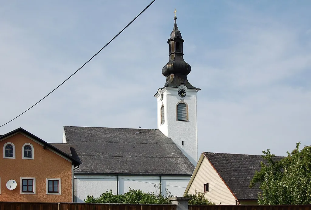 Die Pfarrkirche in Lembach im Mühlkreis wurde nach einem Brand 1688 um- bzw. neugebaut. Durch Brände 1809 bzw. 1876 entstanden schwere Schäden am Langhausgewölbe bzw. dem Turm und der Innenausstattung. Eine Erweiterung nach Süden erfolgte zwischen 1965 und 1966. Durch die unterschiedlichen Bauphasen entstand ein uneinheitlicher Kirchenbau. This media shows the protected monument with ObjektID 14446 in Austria. (Commons, de, Wikidata)