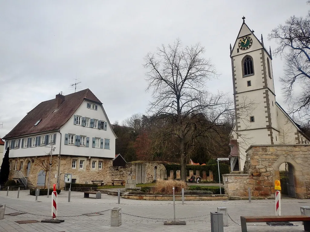 Beim 366 km langen Neckartalradweg: Evangelische Martinskirche in Neckartenzlingen