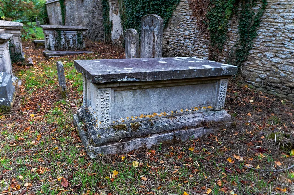 Corsham: COLE MONUMENT IN CHURCHYARD ABOUT 7 METRES NORTH OF REYNOLDS MONUMENT, BY WEST BOUNDARY WALL, NORTH OF CHURCH OF ST BARTHOLOMEW