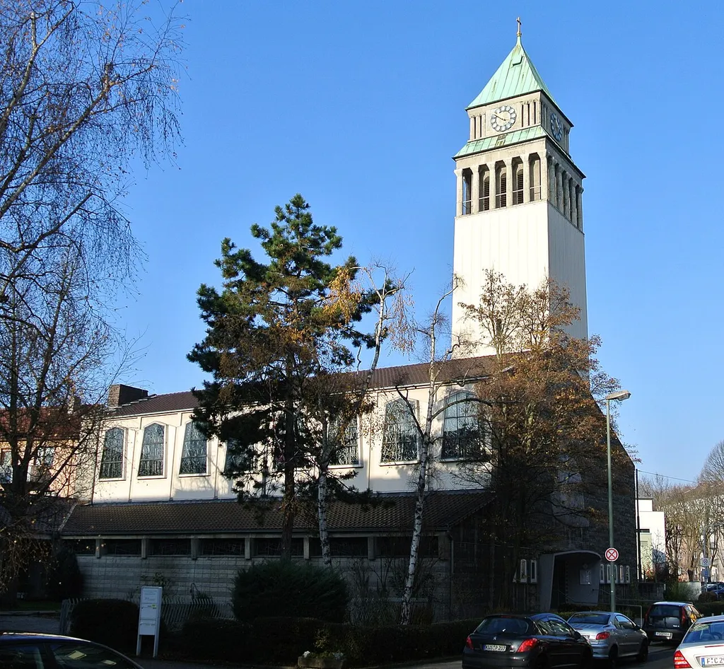 Evangelische Neue Nicolaikirche im Frankfurter Ostend 1909 von Robert Curjel erbaut, nach Kriegszerstörung 1959 von Hans Bartholmes weitgehend neu aufgebaut, Ansicht von Südosten
