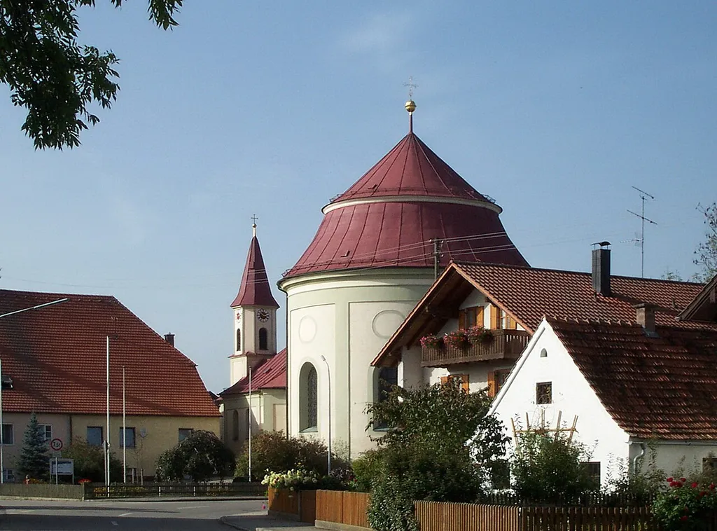 Kirchroth, Niederachdorf, Pilgerstraße 23. Kath. Wallfahrtskirche Hl. Blut, im Kern romanische Kapelle mit im Jahr 1700 angebauter Rotunde; mit Ausstattung.