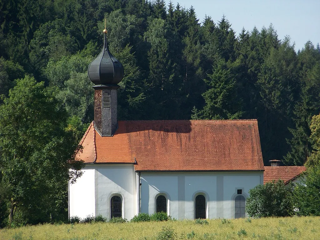 Postau, Unterköllnbach Haus Nr. 24. Katholische Kirche St. Nikolaus. Saalkirche mit eingezogenem Chor. Gliederung durch Lisenen und Putzbänderung. östlich Dachreiter mit kleiner Zwiebelkuppel. Barocker Bau um 1700.