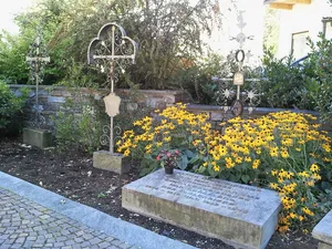 Grabkreuze vor der Kirche in Mayrhofen