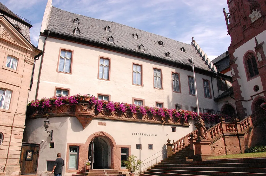 Das Stiftsmuseum beinhaltet eine große Sammlung von antiken römischen Gegenständen. Außerdem sind dort noch viele religiöse Skulpturen und Gemälde zu besichtigen.
