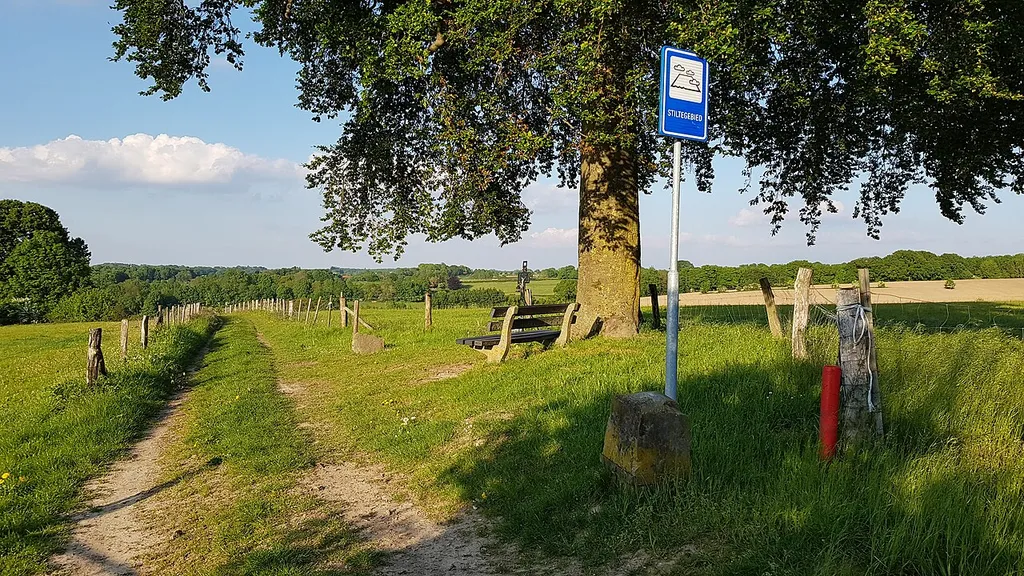 grenspaal 22a tussen België-Nederland, Noorbeek-Sint-Martens-Voeren (achter grenssteen: NL, voor grenssteen: BE)