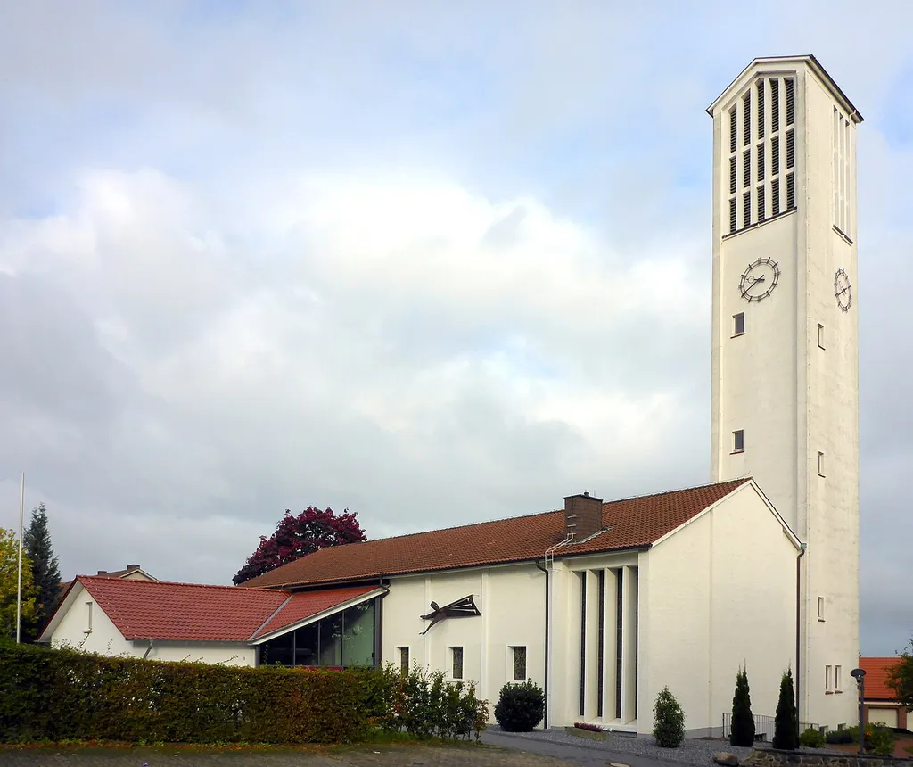 Die Gabriel-Kirche in Nettelstedt (Ortschaft der Stadt Lübbecke) aus südöstlicher Richtung.