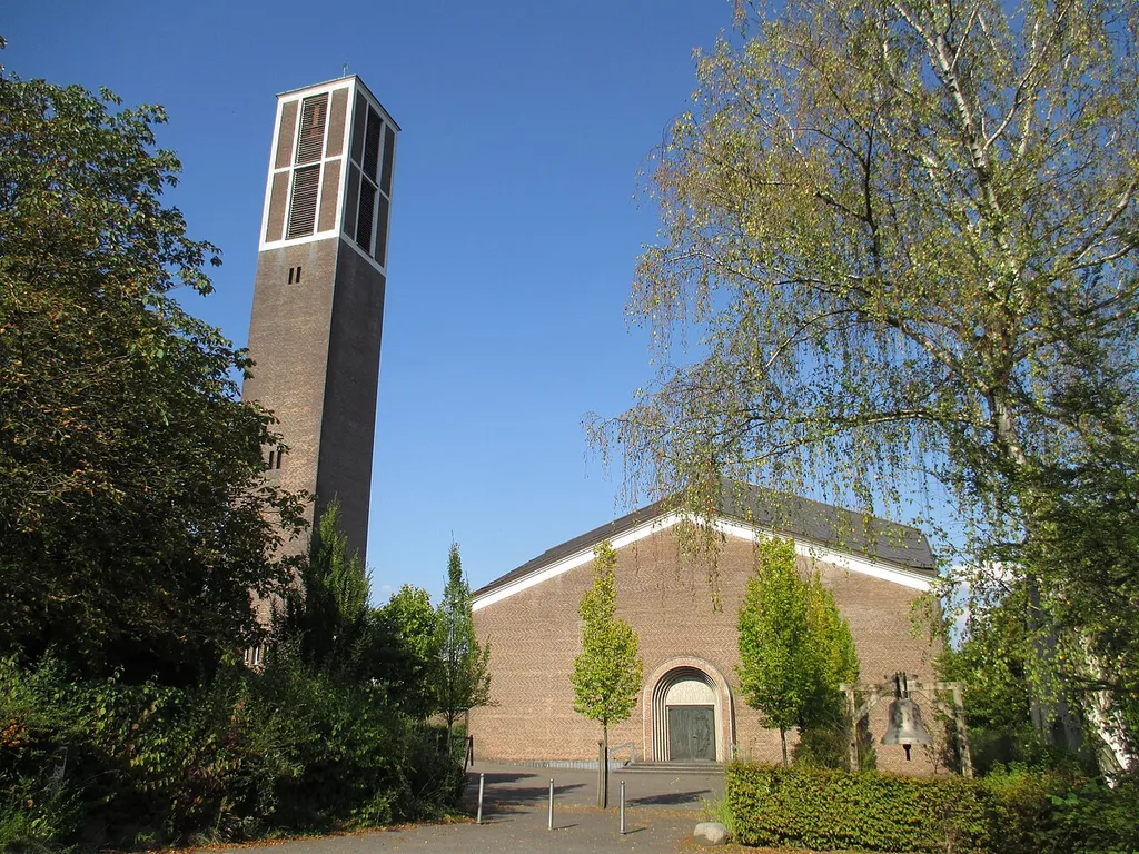 Evangelische Christuskirche mit Glockenturm am Lindenhof 20 in Mülheim-Saarn.