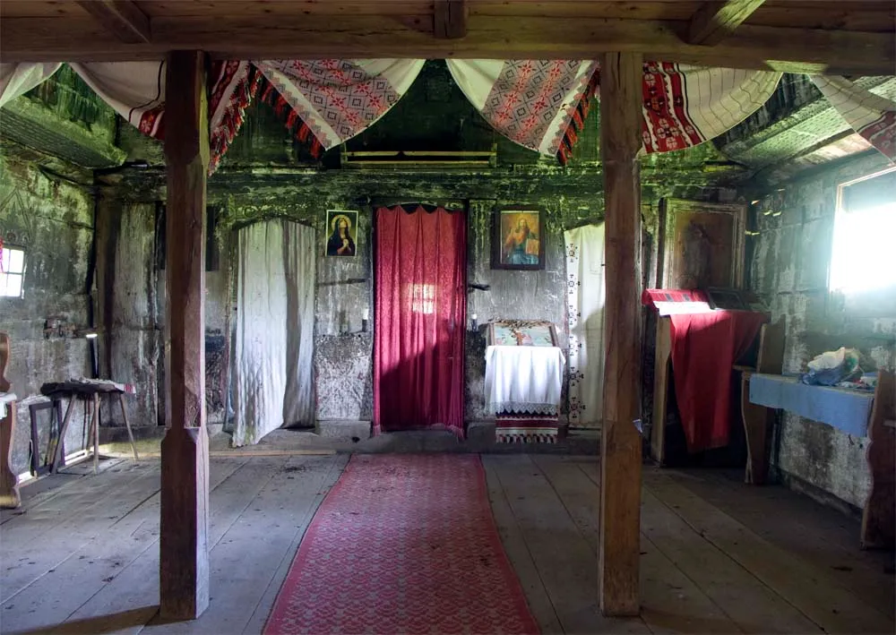 Biserica de lemn din Zimbor, interiorul navei.