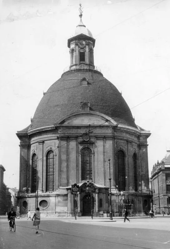 For documentary purposes the German Federal Archive often retained the original image captions, which may be erroneous, biased, obsolete or politically extreme. Berlin, Dreifaltigkeitskirche Vorkriegs-Berlin. Dreifaltigkeitskirche (in der Mauerstraße, Ziethenplatz) Aufn.: Illus/Brenner 2522-48 ADN-ZB/Archiv Berlin um 1930: Die Dreifaltigkeitskirche in der Mauerstraße. (Aufn.: Brenner) 2522-48