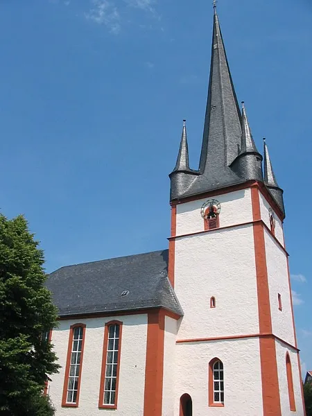 Kirche mit Turm der in der Gotik erbauten ev. Kirche zu Angersbach