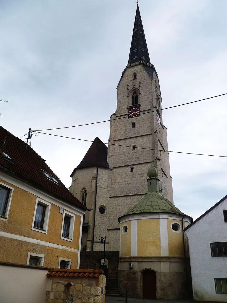 Kath. Pfarrkirche Mariä Himmelfahrt mit Friedhof und Portalanlage