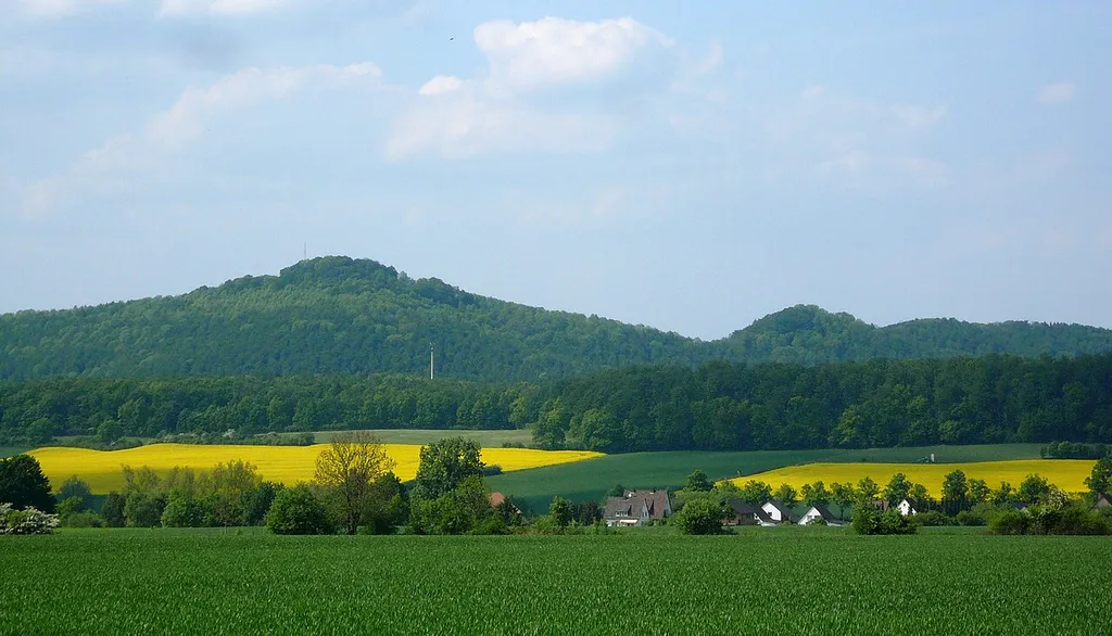 Großer Everstein (höchste Erhebung, links) und Kleiner Everstein (zweithöchste Erhebung, rechts davon). Blick von Südosten vom Heidbrink über Arholzen.