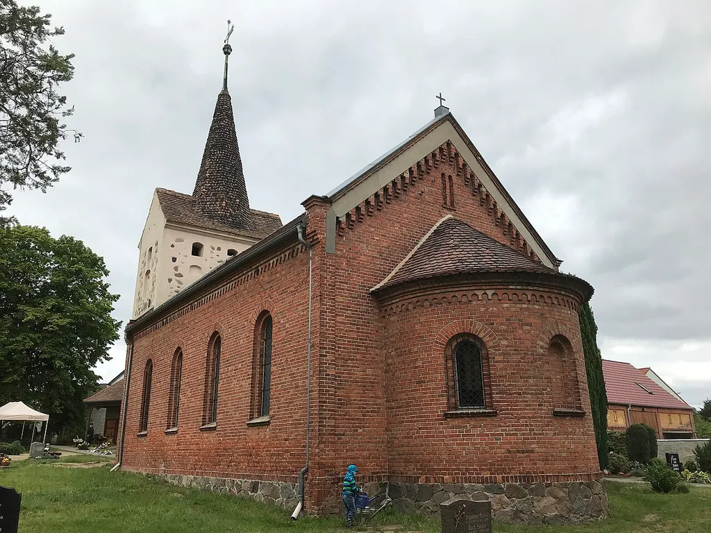 Die Dorfkirche Göttin im gleichnamigen Ortsteil der Stadt Brandenburg an der Havel im Land Brandenburg ist eine Saalkirche aus dem Jahr 1870. Im Innern steht unter anderem ein Altarretabel mit einem Gemälde der Grablegung Christi.