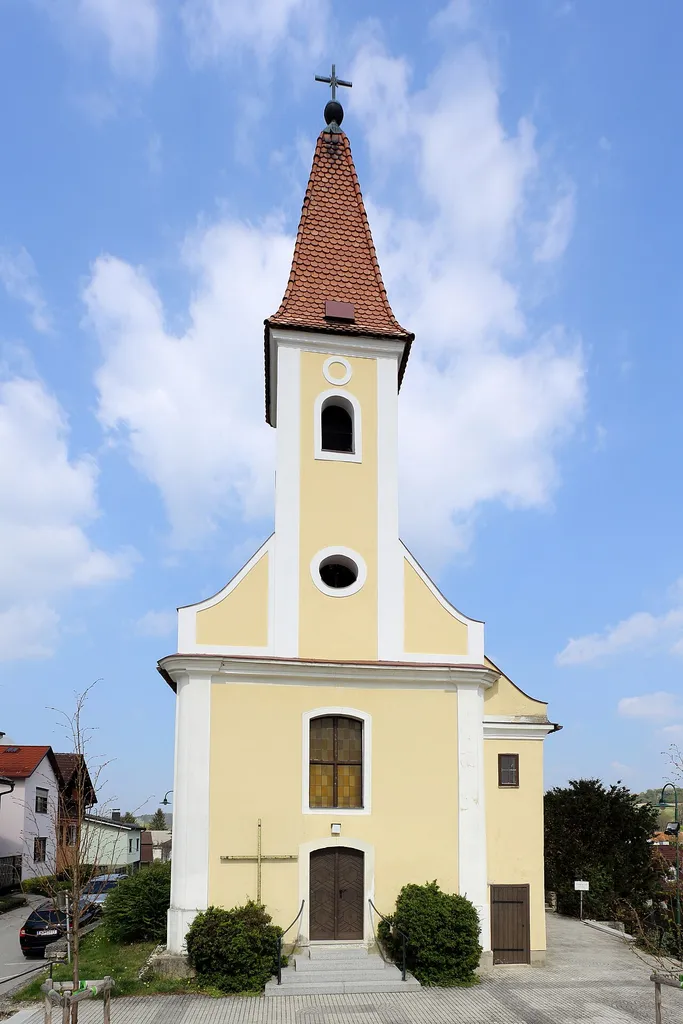 Die katholische Filialkirche hl. Lambert in Hautzendorf, ein Ortsteil der niederösterreichischen Gemeinde Kreuttal. Die Kirche befindet sich auf einer leicht erhöhten Lage im Nordosten des Dorfes. Das Langhaus wurde 1787 errichtet und 1951 erweitert.