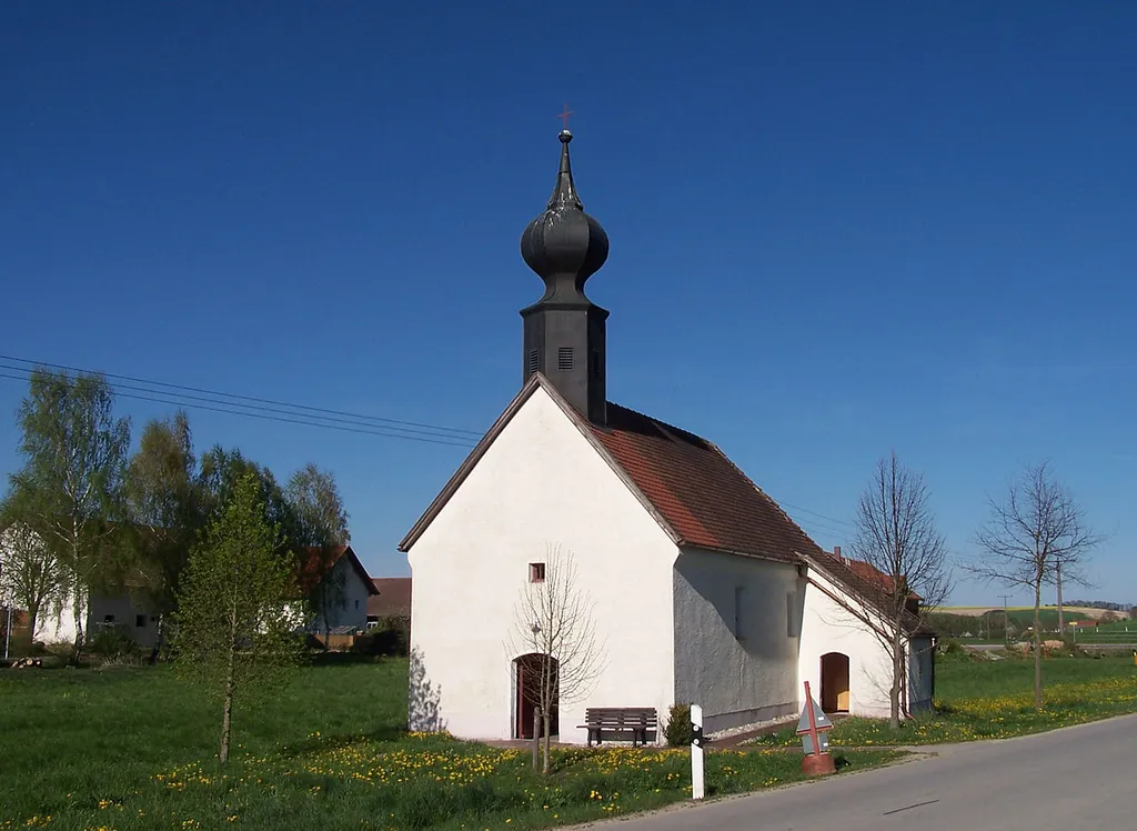 Pilsting, Oberdaching 9. Katholische Filialkirche St. Magdalena und Elisabeth, kleiner Saalbau mit nicht eingezogenem Chor und Dachreiter, wohl 17. Jahrhundert; mit Ausstattung.