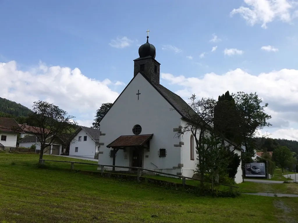 Katholische Filialkirche St. Maria in Klinglbach bei Sankt Englmar; 1886 mit Ausstattung. Liste der Baudenkmäler in Sankt Englmar.