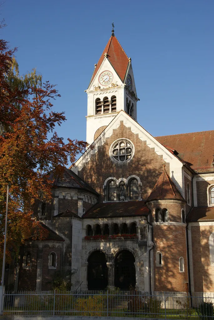 Kath. Pfarrkirche St. Cäcilia, dreischiffige Basilika mit eingezogenem Chor, Querhaus, Chorflankenturm und Freitreppe, Sichtziegel mit Hausteingliederungen, neuromanisch, 1899-1902 von Friedrich Niedermayer; mit Ausstattung This is a picture of the Bavarian Baudenkmal (cultural heritage monument) with the ID D-3-62-000-967 (Wikidata)