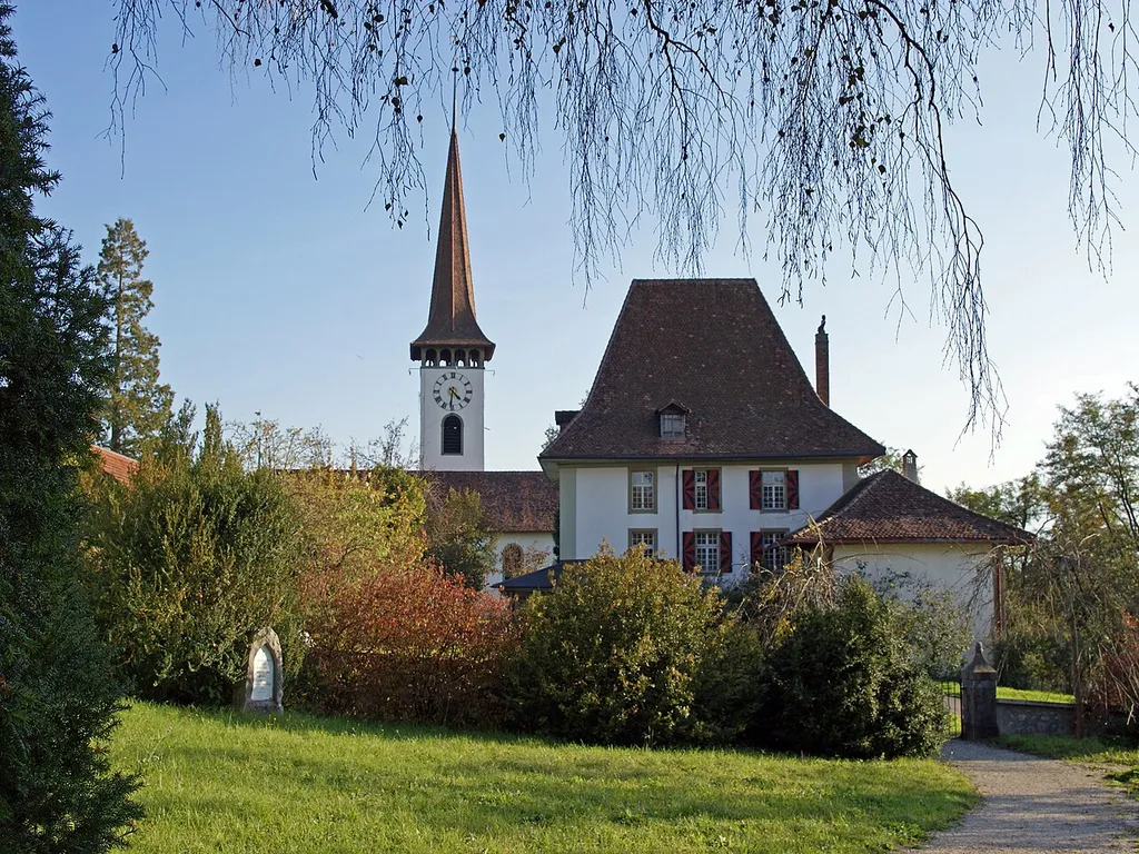 Pfarrhaus mit Kirche Münsingen Schweiz