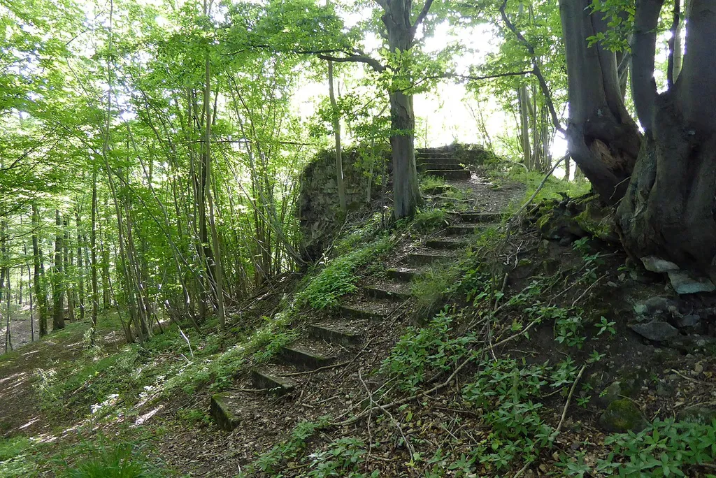 Mauerreste der Bergfrieds mit moderner Zugangstreppe auf der Burg Ziegenberg bei Ziegenhagen, Stadt Witzenhausen, Nordhessen.