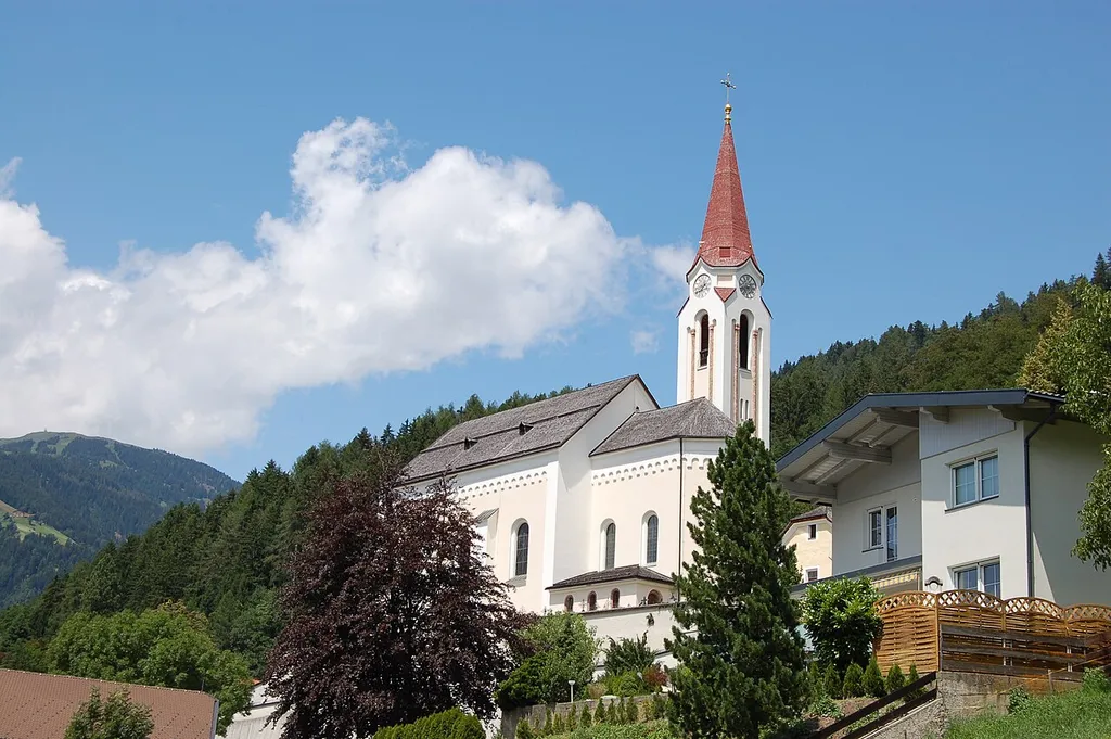 Die denkmalgeschützte Pfarrkirche St. Martin in Dölsach im Bezirk Lienz. This media shows the protected monument with ObjektID 2344 in Austria. (Commons, de, Wikidata)