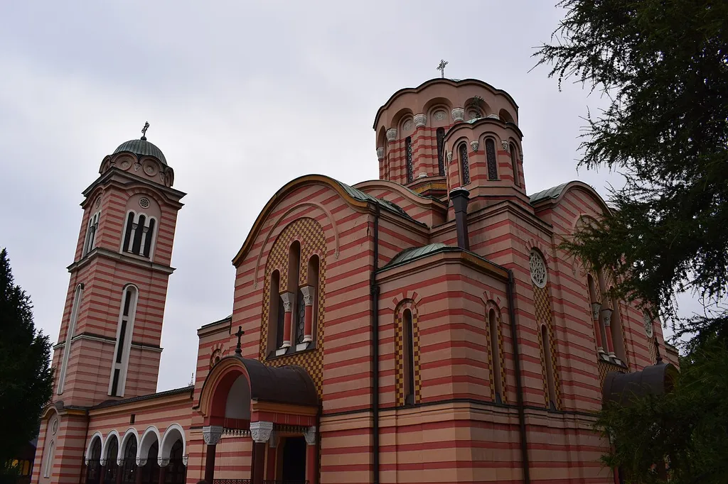 Црква Свете Тројице или Храм Свете Тројице је црква која се налази у Бањалуци у Алеји Светог Саве (у близини Градског стадиона). Иван Фрањо Јукић и руски конзул Александар Гиљфердинг између 1840. и 1860. су направили списак о богомољама православних вјерника у Бањалуци. Јукић је рекао да на подручју Ребровца има "нешто дрвене, унутра празне 'ришћанске зграде коју Бањалучани влашком црквом називају“. Гиљфердинг 1857/1858 у свом сажетом, али језгровитом опису критикује: "На срамоту бањалучке чаршије и трговачког сталежа, нема православне цркве. Иде се на молитву у село удаљено један сат од града. Тамо је прошлог вијека подигнута црква у сиромашној колиби“. Неки говоре да се та црква налази у селу Кола, што је погрешно, јер је она удаљена више од један сат пјешачења. То је у ствари, црква на Ребровцу. Критичка опаска Гиљфердинга није била на мјесту, упркос чињеници да је изрекао врло повољну оцјену о вјерницима православне вјере, јер је рекао: "Мада их има мало, хришћани, специјално православни, најактивнији и највећи су дио становништва града Бање Луке. Мјесна трговина је већим дијелом у њиховим рукама. Раније у граду није било православаца. Овамо су се доселили у новије вријеме. То су већином досељеници из Херцеговине и требињског краја." Пошто је и сам константовао да у граду има седамдесет православних кућа, али и да је у граду "недавно основана хришћанска школа, у којој заједно уче православци и католици", питање је да ли стоји таква оштра критика због непостојања православне вркве у граду. Наиме, релативан је појам у богатству бањалучких трговаца. Сигурно ни свих седамдесет православних кућа нису биле трговачке, нити су имали толико богатства да и поред школе финансирају новац за изградњу цркве. Зна се да је у вријеме боравка Васе Пелагића када је отворена богословија (1866) постојала мала црква звана "ћелија" а да је седамдесетих на "црквишту" постојала православна црква, која је изгорјела у устанку. Црква Свете Тројице Када су 1878. у Босну ушли Аустроугари, по