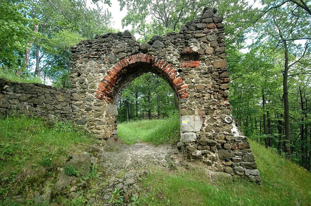 Wałbrzych - ruiny zamku „Nowy Dwór” (zwanego wcześniej Ogorzelec), XIV, XV, 1570