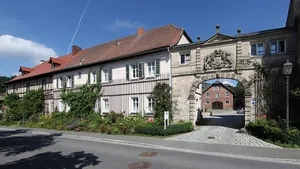 Tor Hauptstraße 48; Ringstraße 34 in Ahorn (Landkreis Coburg)