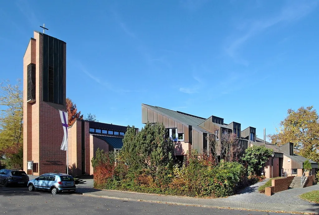 31.10.2015 01169 Dresden-Gorbitz: Ev.-Luth. Philippus-Kirchgemeindezentrum, Leutewitzer Ring 75 (GMP: 51.048795,13.672375), Neubaugebiet Gorbitz.