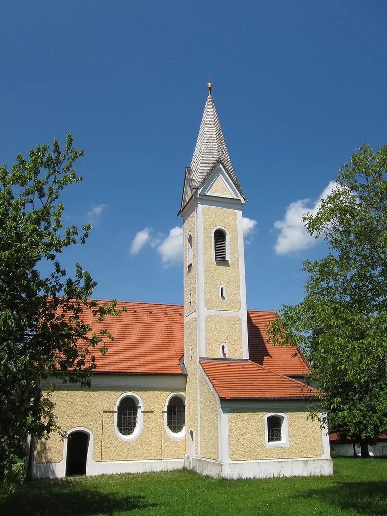 Schnaupping; katholische Filialkirche St. Johannes d. T., Saalbau mit polygonalem Chorschluss, Chorflankenturm und angefügter Sakristei, im Kern spätgotisch, barockisiert 17./18. Jahrhundert.