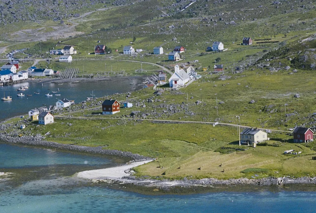 Bergsfjord kirke. Foto: Widerøes Flyveselskap, fra Nasjonalbibliotekets samling.