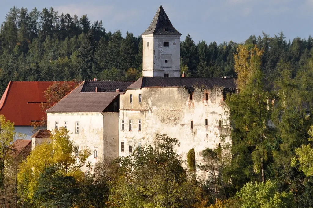 Rechts im Vordergrund die Mauerreste der romanisch-gotischen Burg Eschelberg.