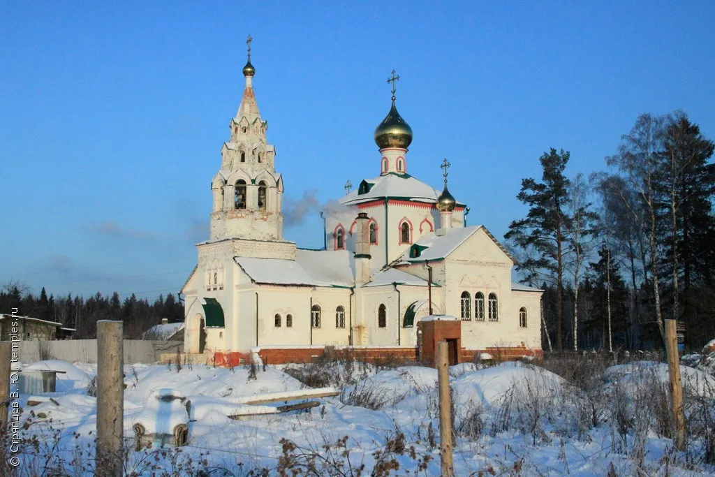 Церковь Святой Троицы (Москва и Московская область, Павловский Посад, деревня Аверкиево) Каменная одноглавая церковь в псевдорусском стиле с боковыми приделами и шатровой колокольней. Построена на средства обер-прокурора Синода А. Д. Самарина. Приделы Александро-Невский и Никольский. Закрыта в кон. 1930-х, к кон. ХХ в. заброшена. Открыта в 1993, ремонтируется.