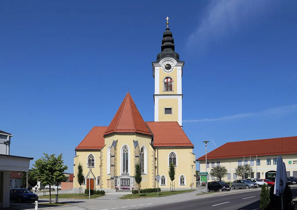 Katholische Pfarrkirche zur Himmelfahrt Mariä in der oberösterreichischen Marktgemeinde St. Marienkirchen an der Polsenz. Eine im Kern gotische Kirche mit einem dreischiffigen Langhaus und einem eingezogenen Chor. Der Turm in nördlichen Chorwinkel wurde 1721 im barocken Stil ausgebaut.
