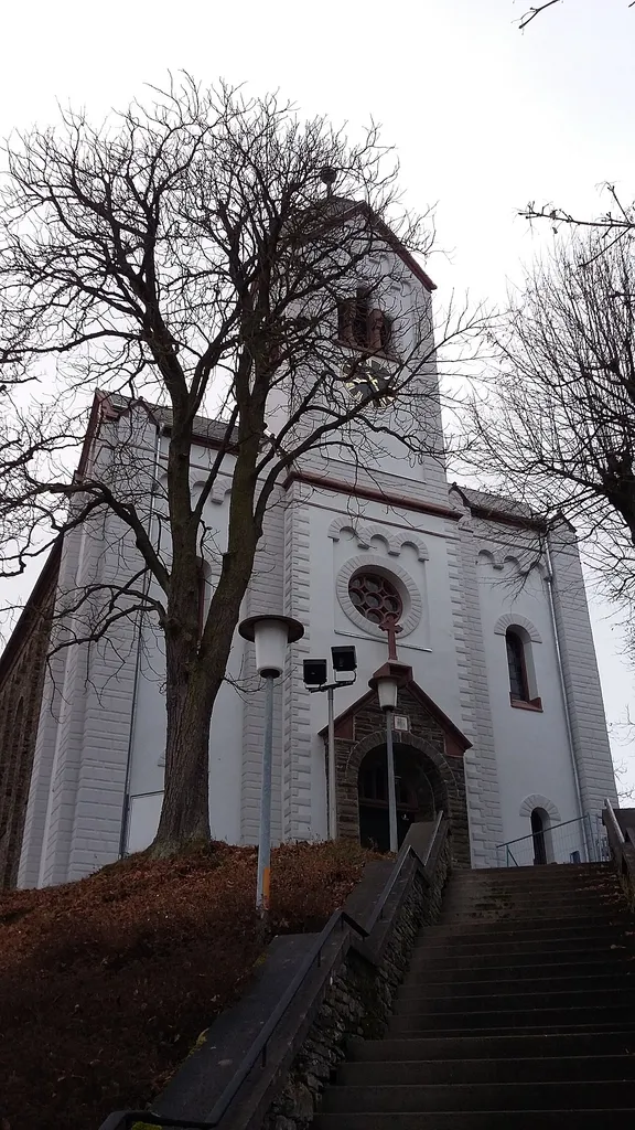 Außenansicht St. Georgskirche Pfaffenwiesbach nach der Sanierung des Westwerks 2016