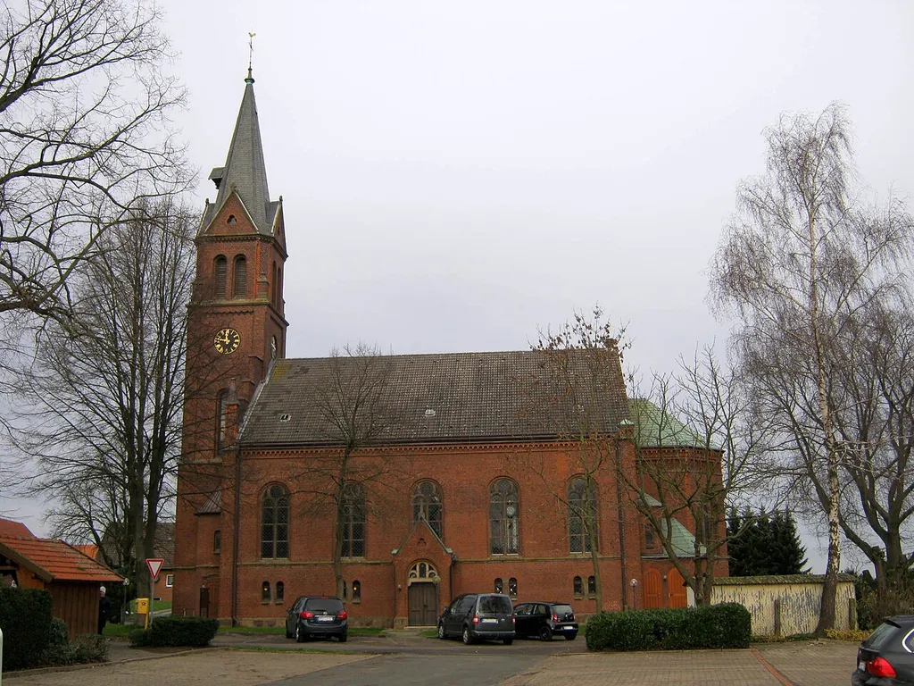 Die neugotische Christuskirche in Isenstedt (Ortschaft der Stadt Espelkamp) aus südlicher Richtung.